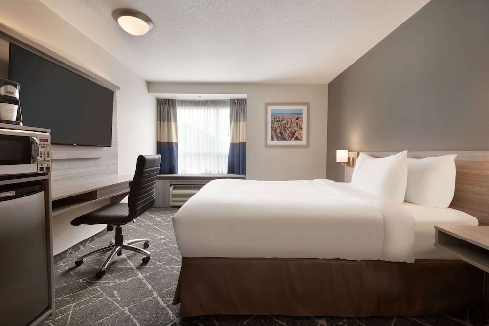 Business Suite, 1 Queen Bed with Sofa bed, Fridge, Microwave, Non Smoking photo 3