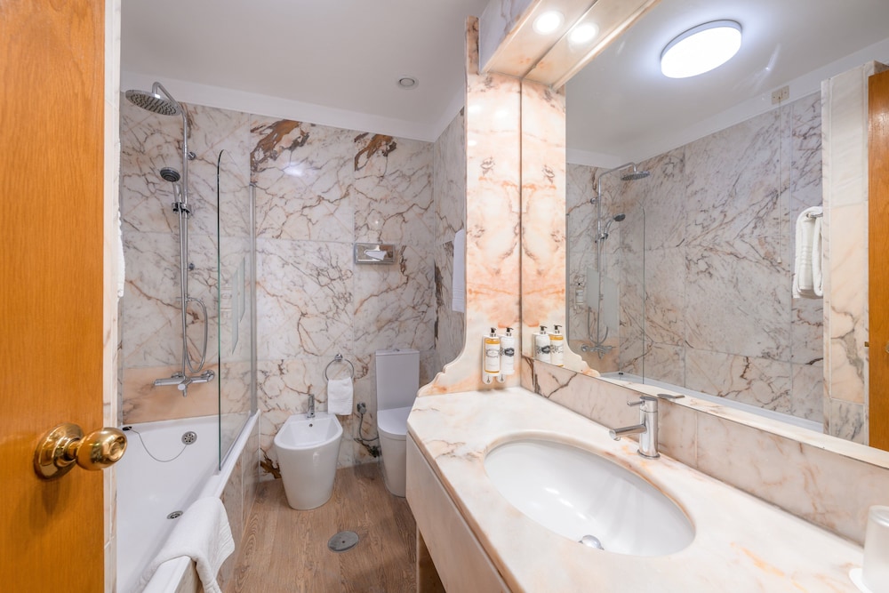Standard Double or Twin Room - Photo 6