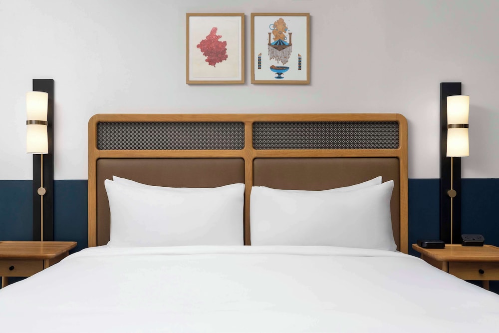 Deluxe Studio Suite, 1 King Bed, City View - Photo 1
