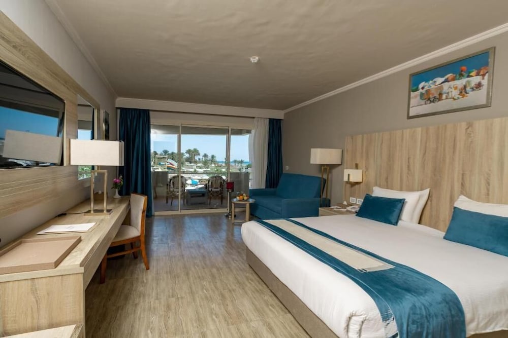 Superior Room, Partial Sea View photo 3