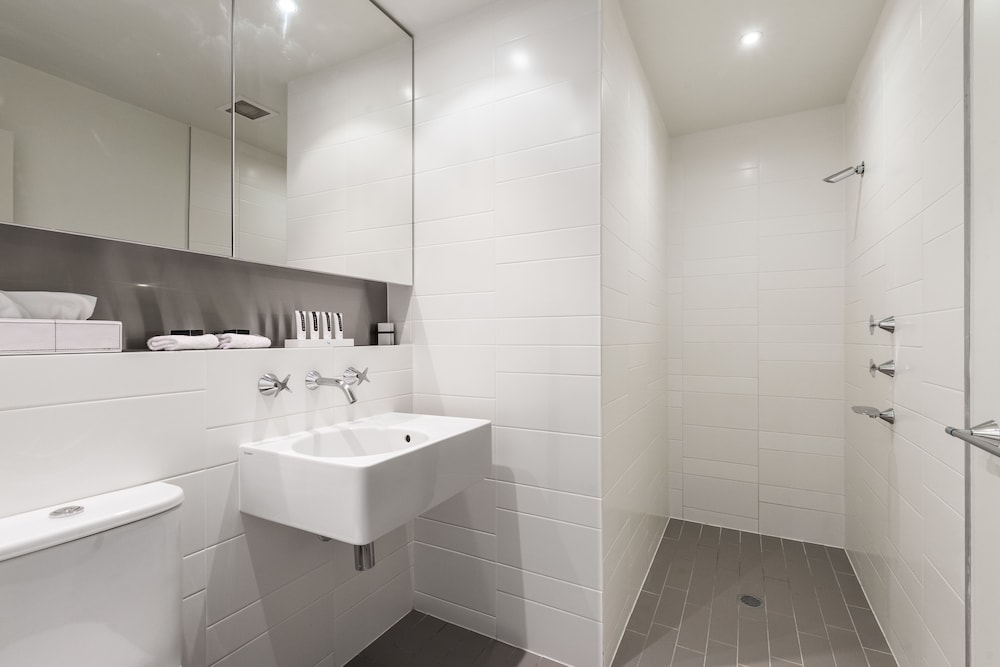Two Bedroom Poolview Apartment - Photo 3