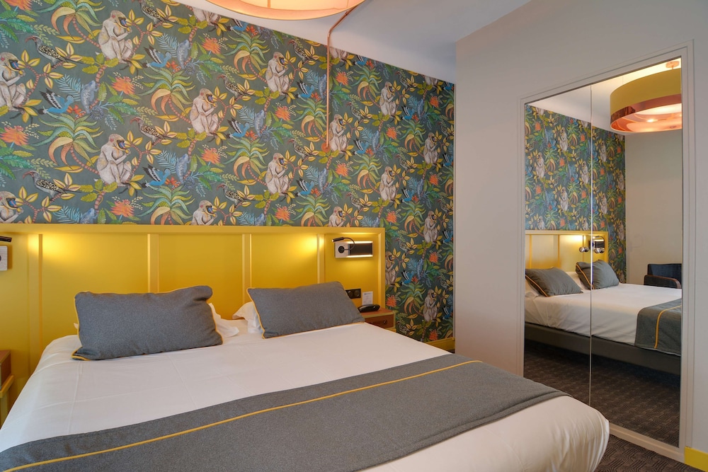 Superior Room, 1 King Bed, Non Smoking (Twin bed on request;with Sofabed) - Photo 8