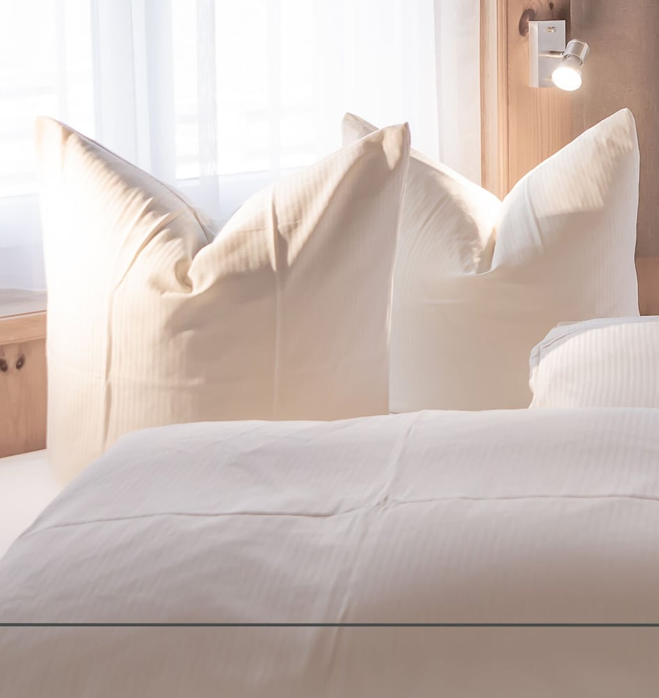 Standard Single Room, 1 Large Twin Bed, Mountain View photo 2