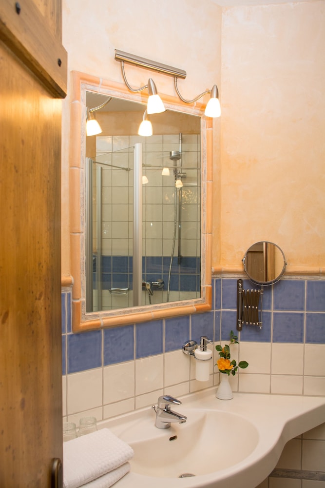 Standard Double Room - Photo 8