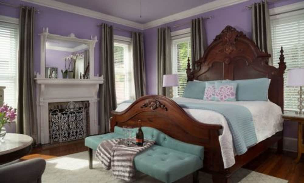 Room (16 Lyndsay Michelle)