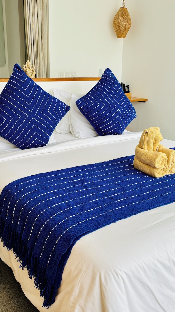 Premium Double Room, 1 Queen Bed, Pool View photo 3