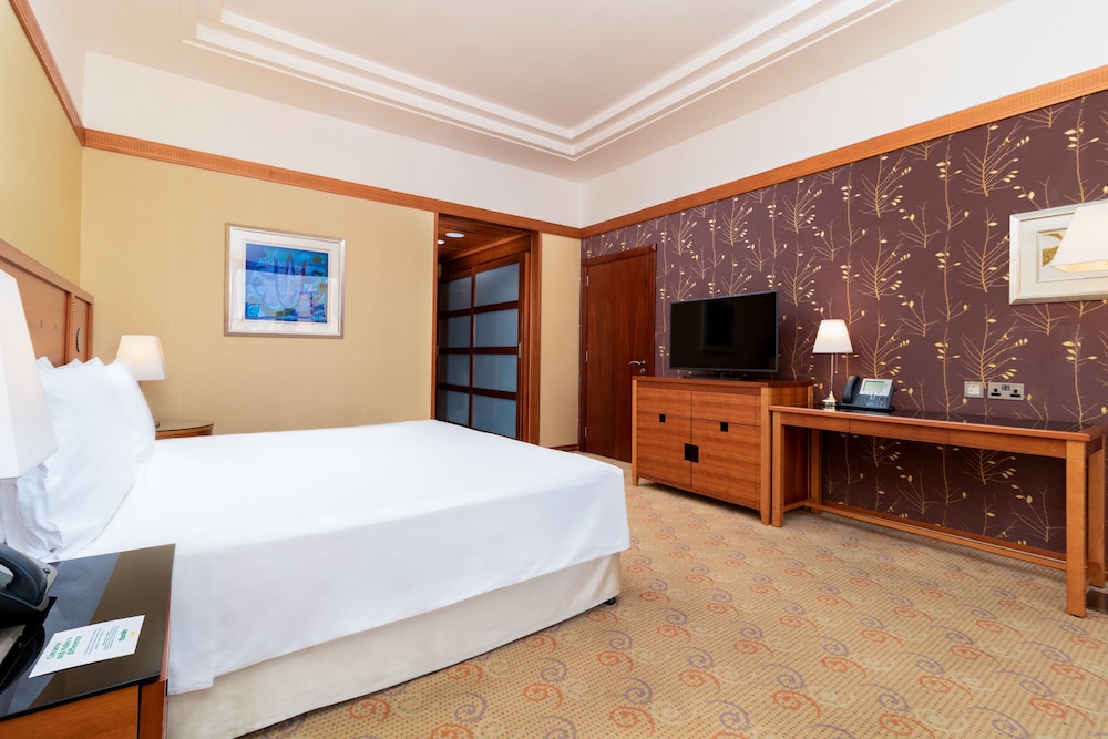 Standard Room, 1 King Bed, Smoking - Photo 4