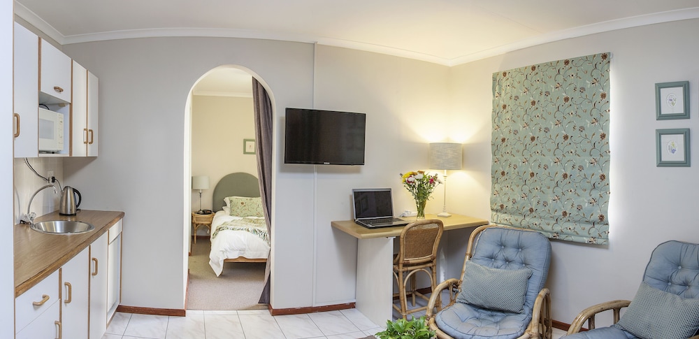 Superior Suite, Garden Area photo 2
