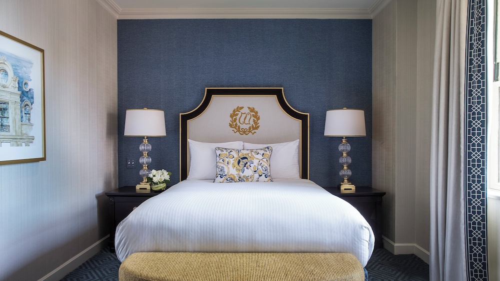 Classic King Room with One King Bed and Bath Tub (Non Smoking) (Accessible)