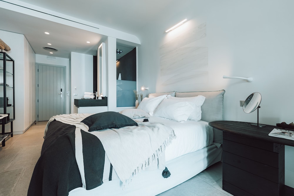 Standard Double Room, 1 King Bed - Photo 9