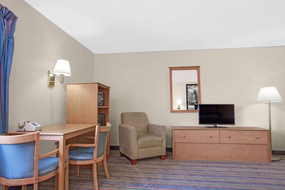 Studio Suite, 1 Queen Bed, Non Smoking - Photo 2