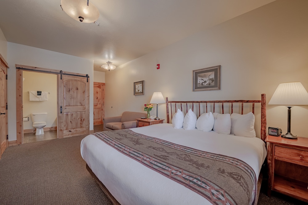 Traditional Room, 1 King Bed with Sofa bed photo 1