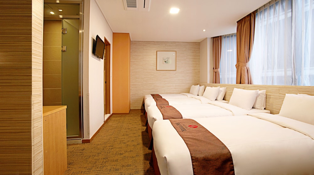 Quadruple Room (Bed Type Not guaranteed) - Photo 5