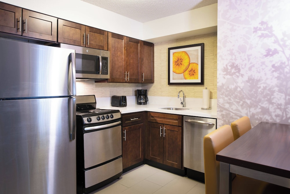 Suite, 2 Bedrooms, Fireplace - Photo 6