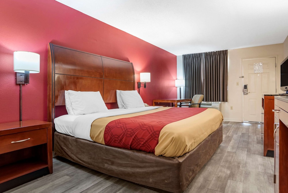 Standard Room, 1 King Bed, Non Smoking - Photo 4