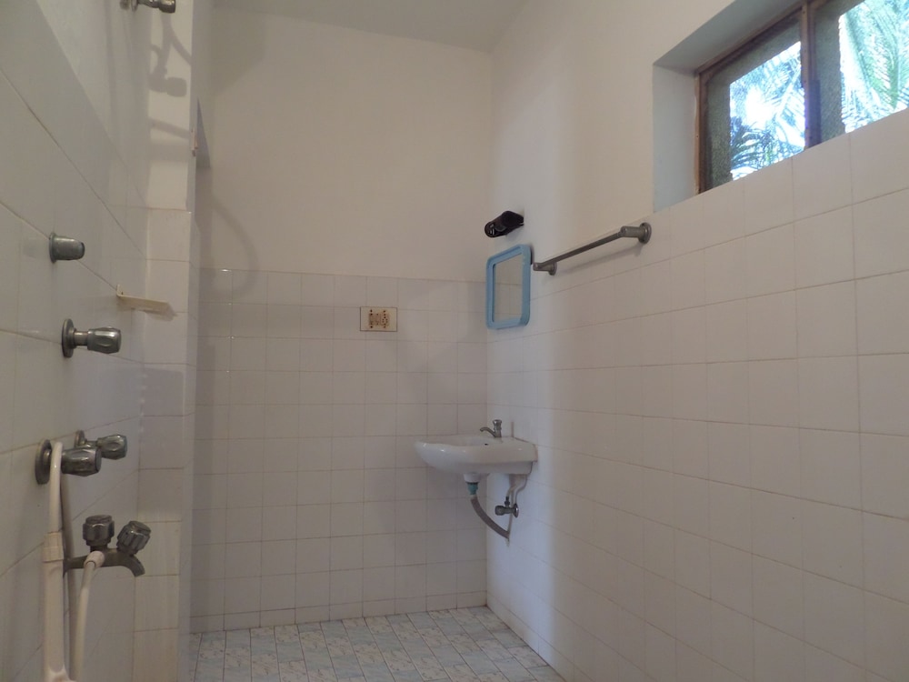 Deluxe Non Ac Room photo 2