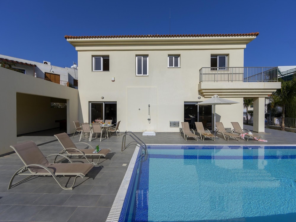 Villa photo 2