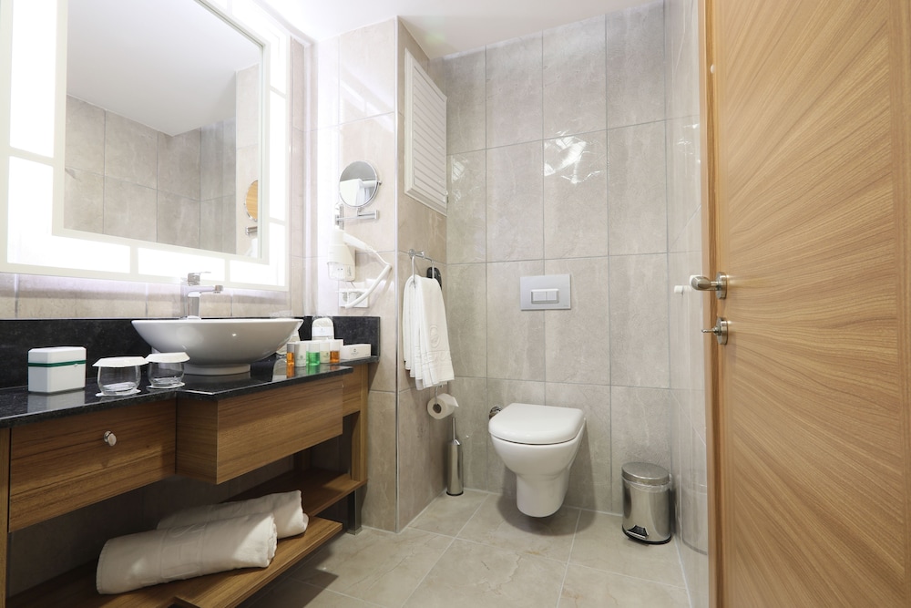 Pool Standard Room thumbnail 5