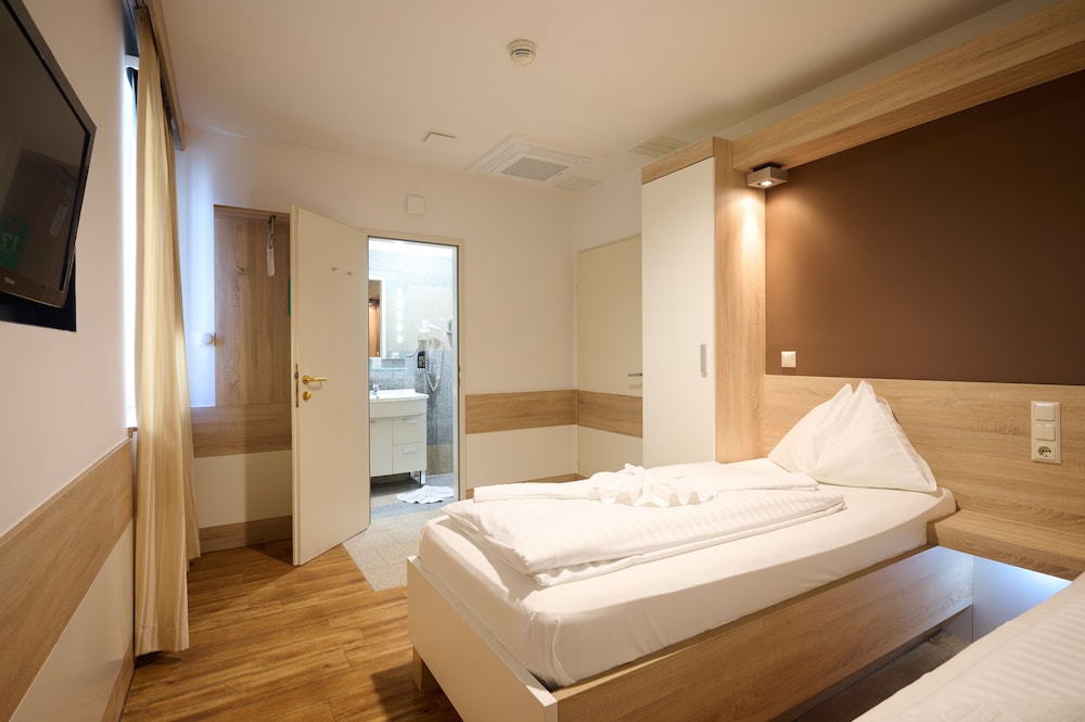 Standard Room, 2 Twin Beds photo 2