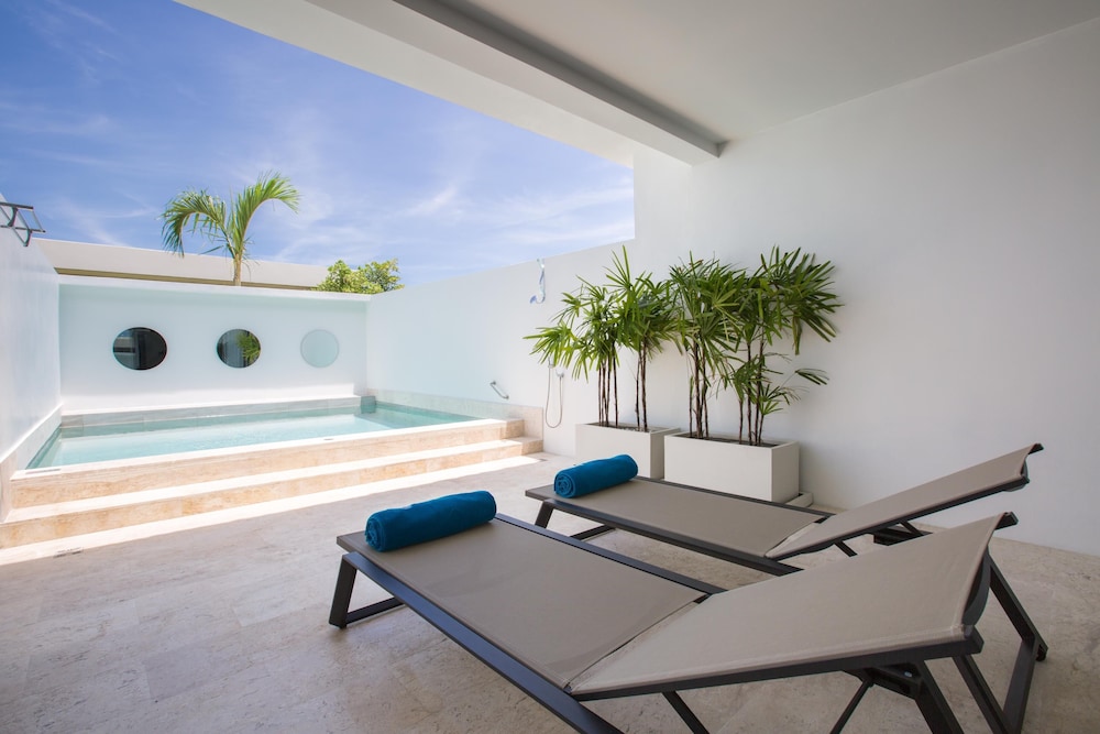 1 Bedroom Pool Suite - Photo 1