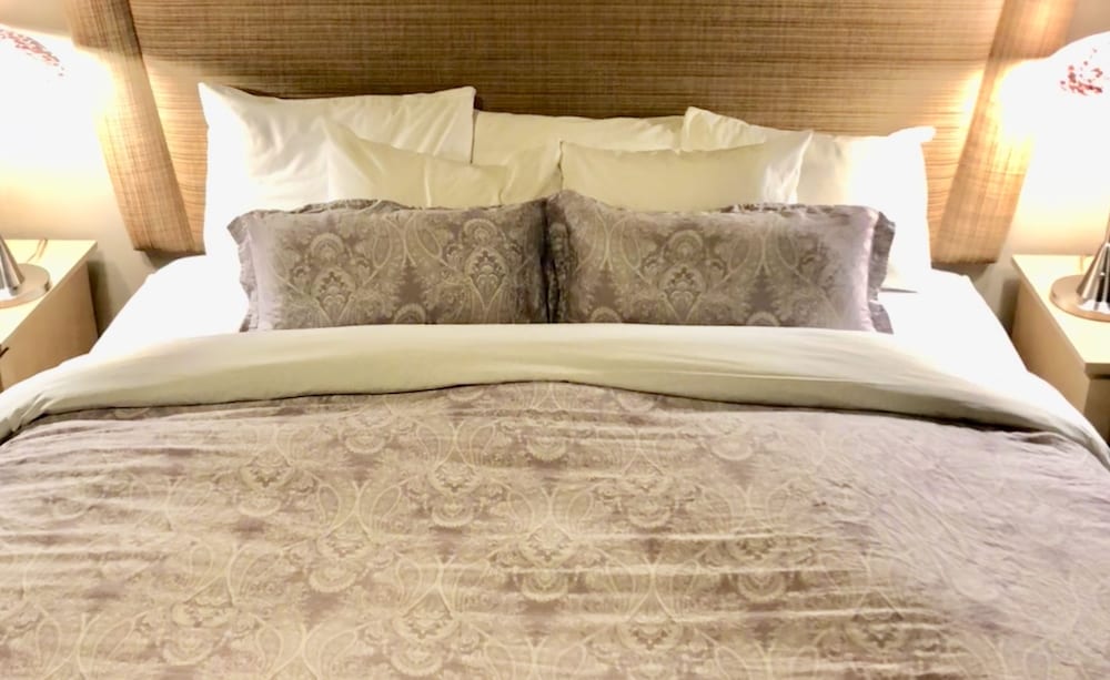 Deluxe Room, 1 King Bed photo 2