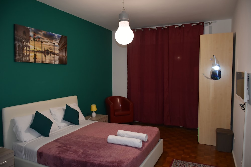 Double Room, 1 Queen Bed, Shared Bathroom