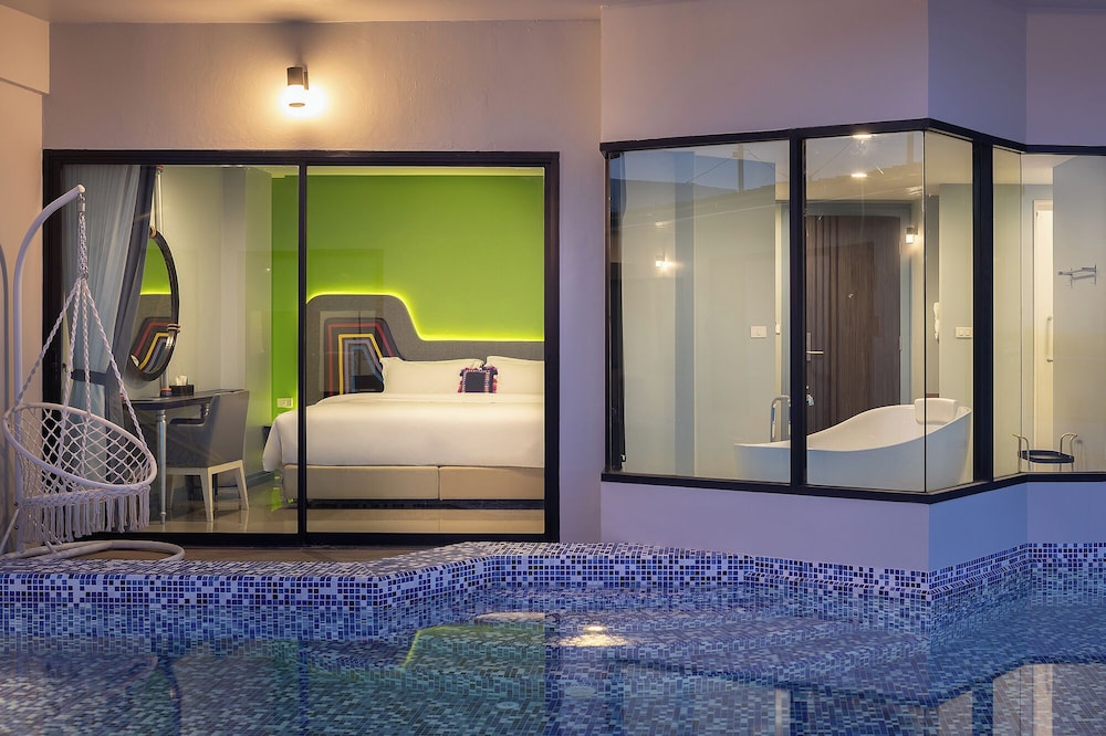 Deluxe Pool Access with Bathtub photo 3