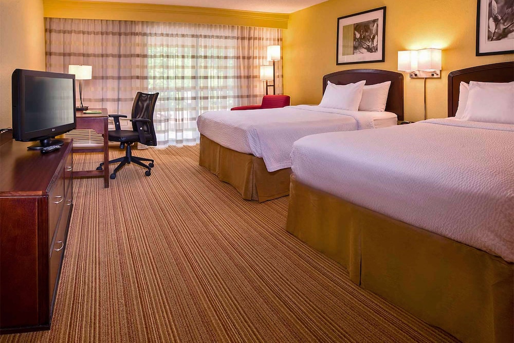 Deluxe Room, 2 Queen Beds - Photo 1