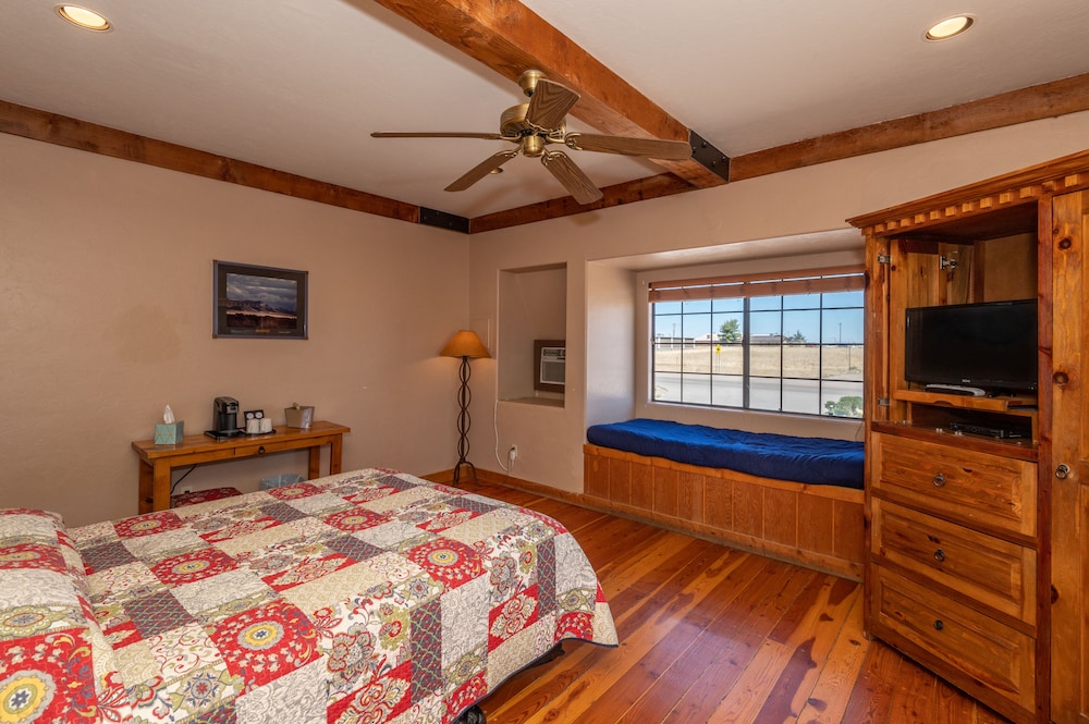 Single Queen w/Day Bed - Upstairs