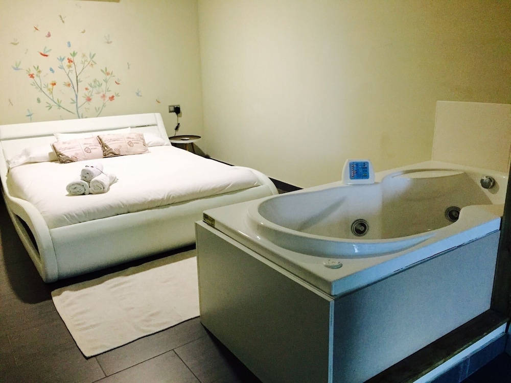 Double Room (with hot tub) photo 3