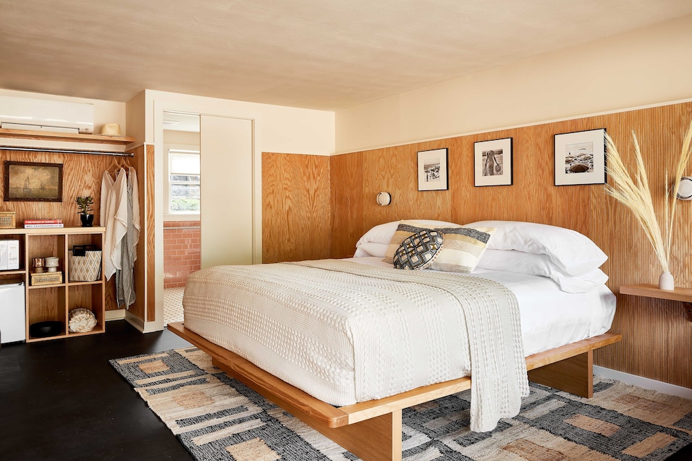 Standard Room, 1 King Bed, Accessible - Photo 1