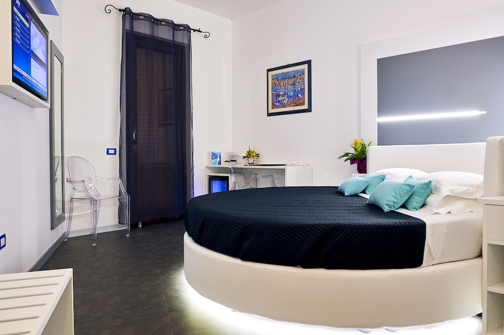 Deluxe Double or Twin Room, Sea View - Photo 10