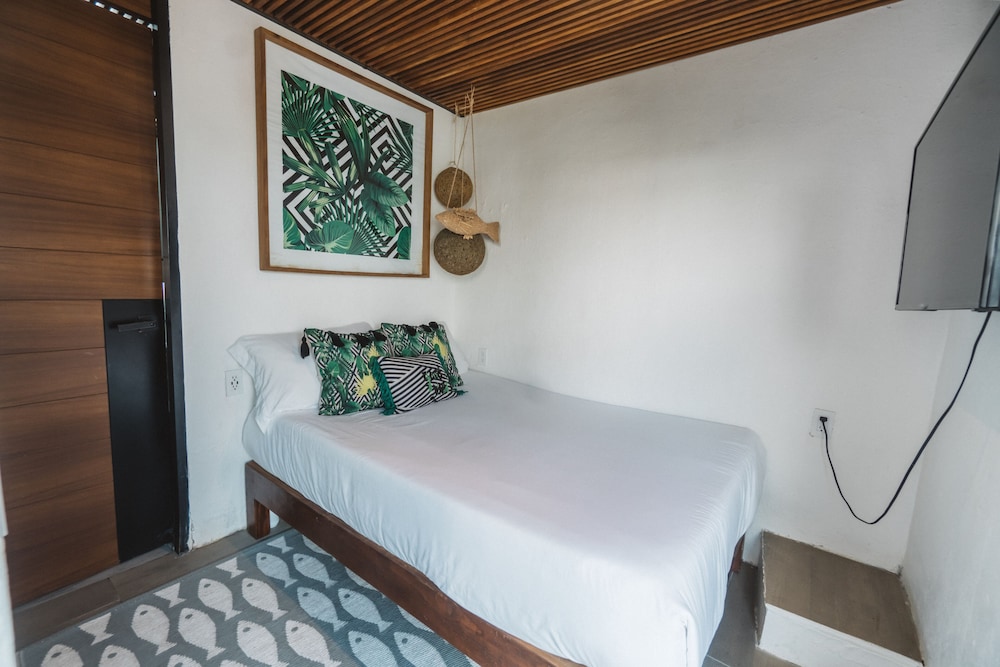 Economy Room, 1 Double Bed, Pool Access photo 2