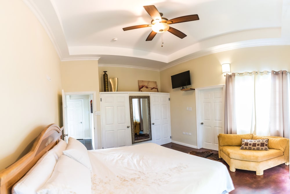 Luxury Room, 1 King Bed, Ensuite, Garden View - Photo 1