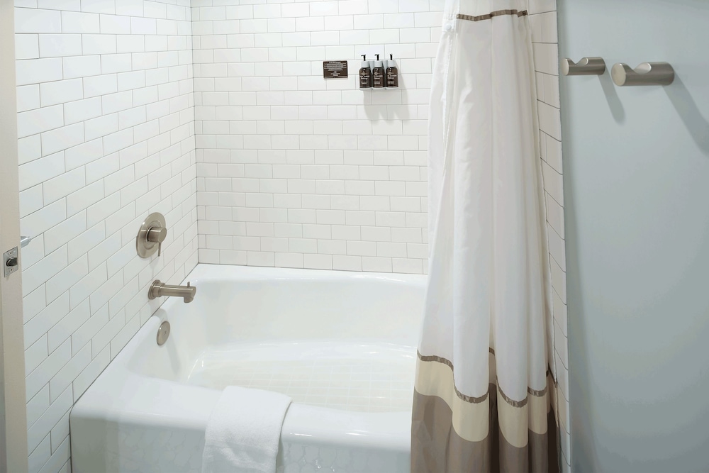 Deluxe Room, 2 Queen Beds - Photo 2