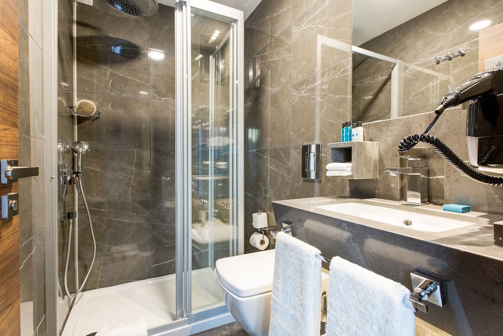 Deluxe Double Room thumbnail 6