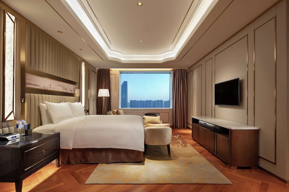Presidential Suite, 1 King Bed, City View thumbnail 6
