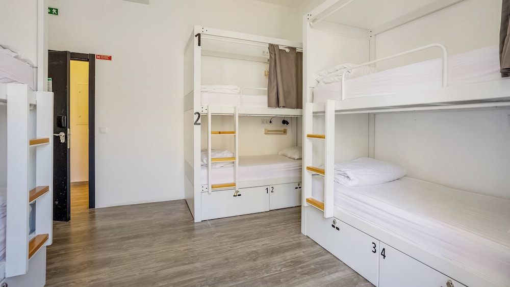 6 Beds In Mixed Dormitory