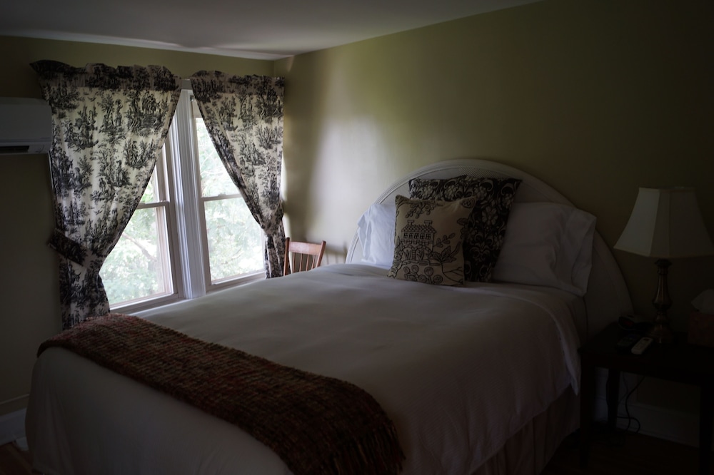 Signature Room, 1 Queen Bed (Azalea) photo 3