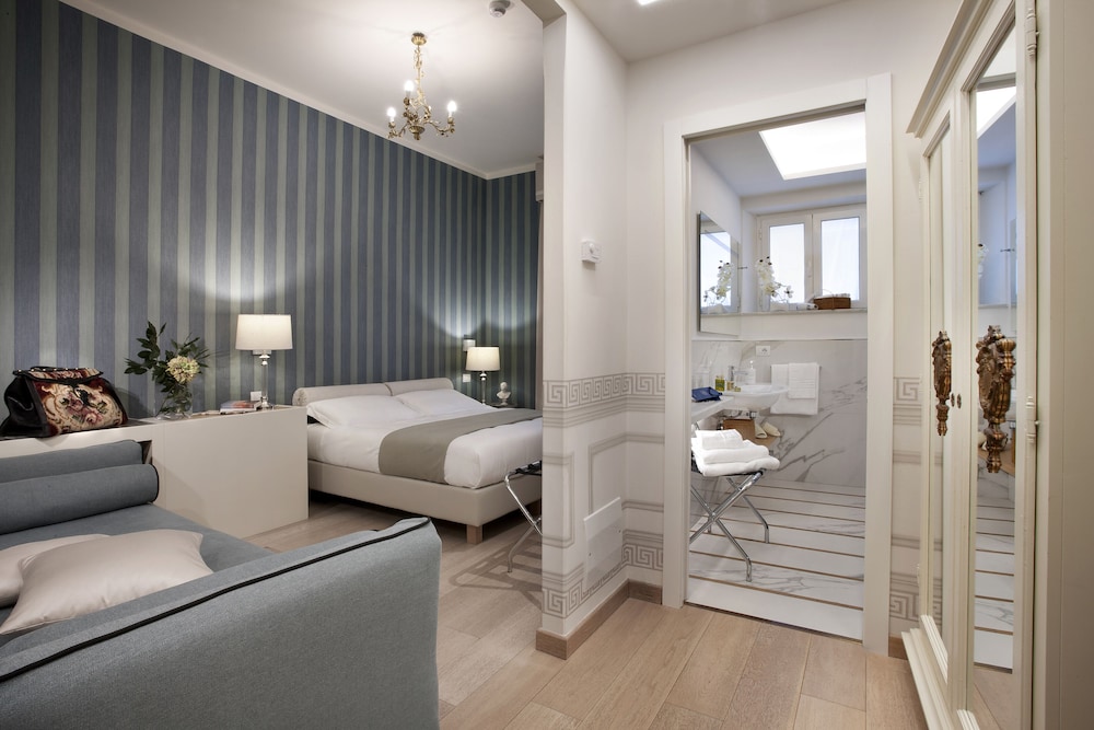 Classic Triple Room, 1 Double Bed with Sofa bed, Courtyard View - Photo 4