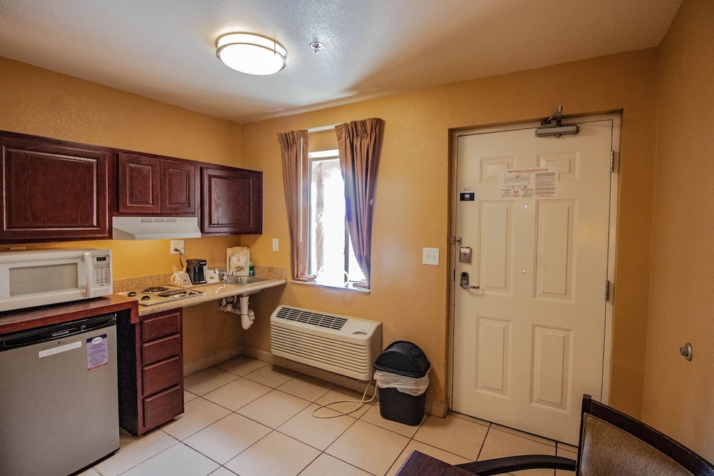 Standard Room, 1 Queen Bed
