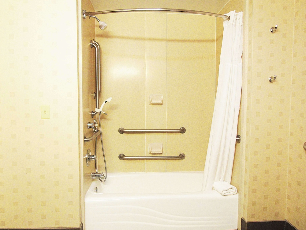 Room, 2 Queen Beds, Accessible, Non Smoking (w/ bathtub) - Photo 9