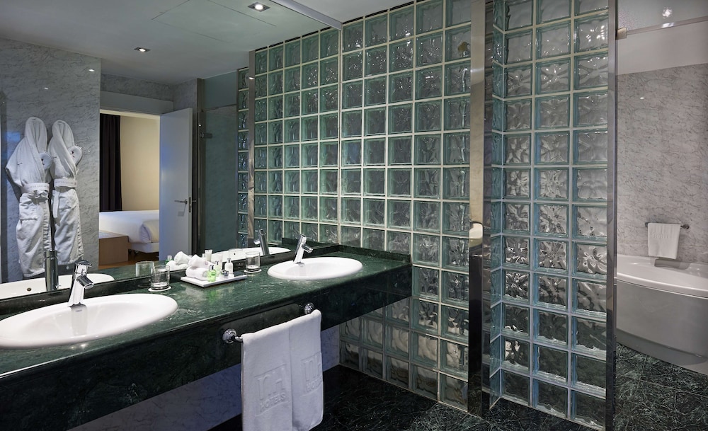 Premium Room (Extra Bed 3 adults) - Photo 8