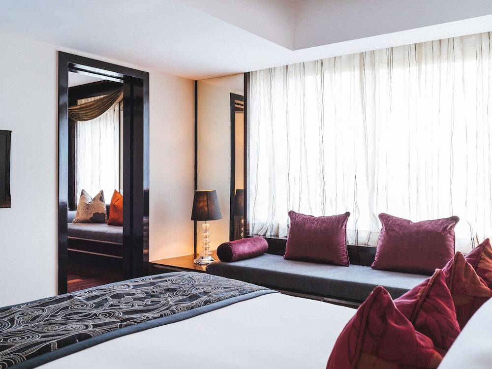 Suite, 1 King Bed (Opera)