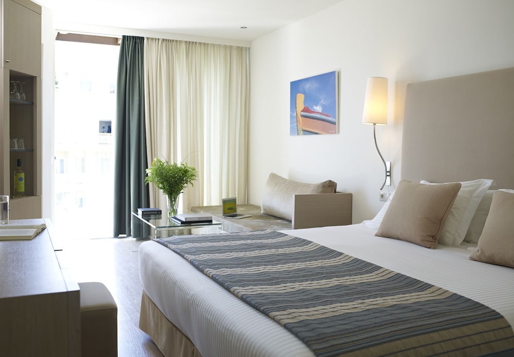 Room, City View - Photo 1