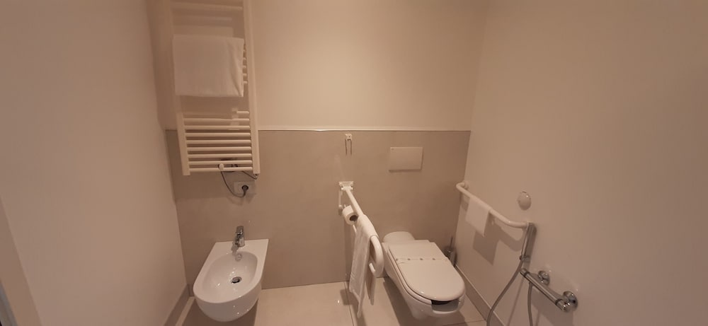 Standard Double Room, Accessible - Photo 6