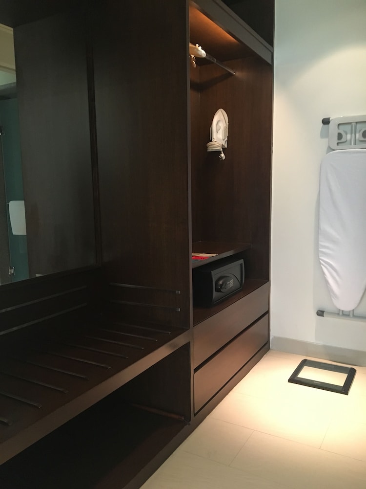 Luxury Suite, 1 King Bed, Pool View - Photo 7