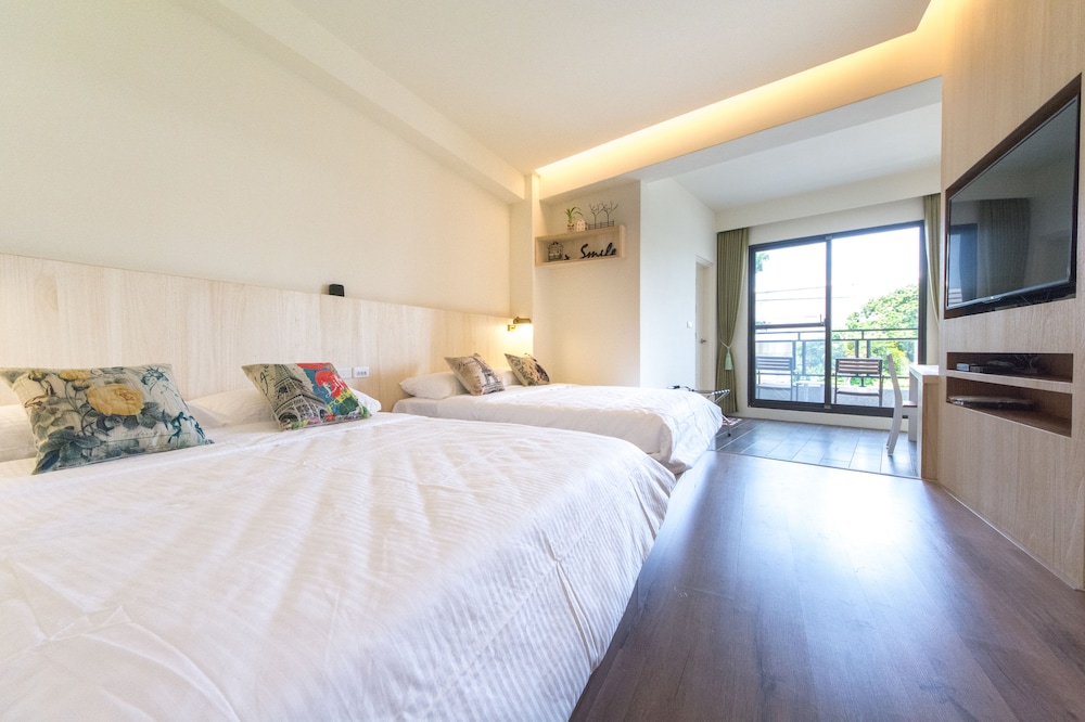 Family Quadruple Room, 2 Double Beds, City View photo 1