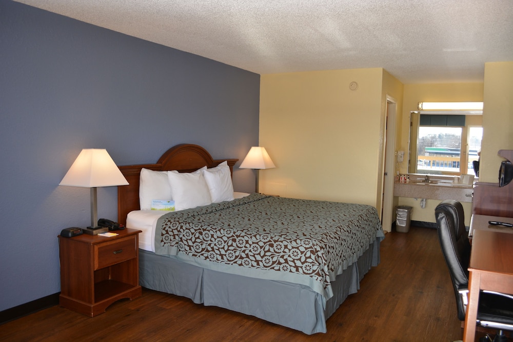 Room, 1 King Bed, Accessible - Photo 3