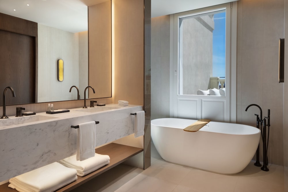 Signature Suite, 1 King Bed, Terrace (View)